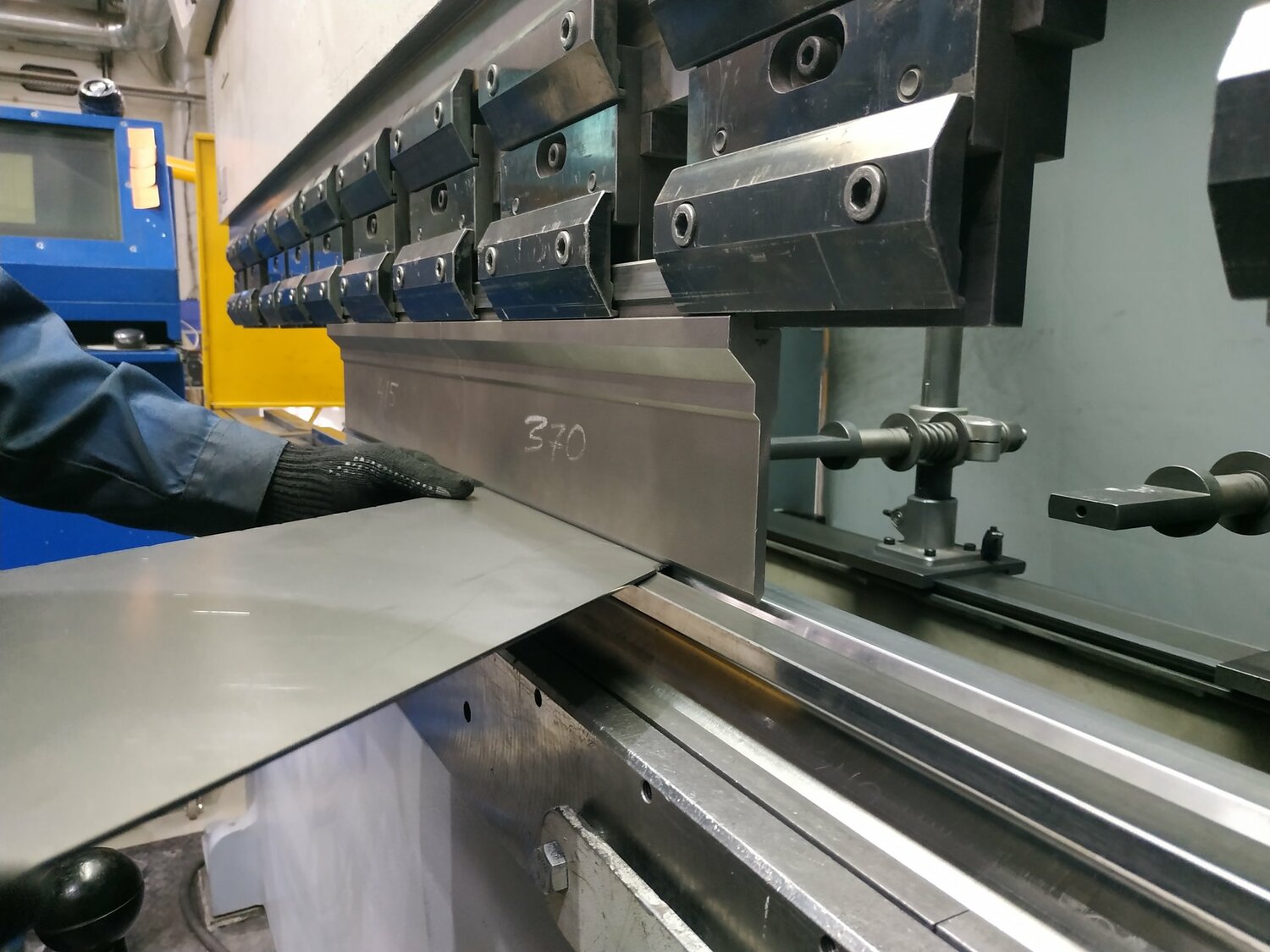 резка гильотиной 